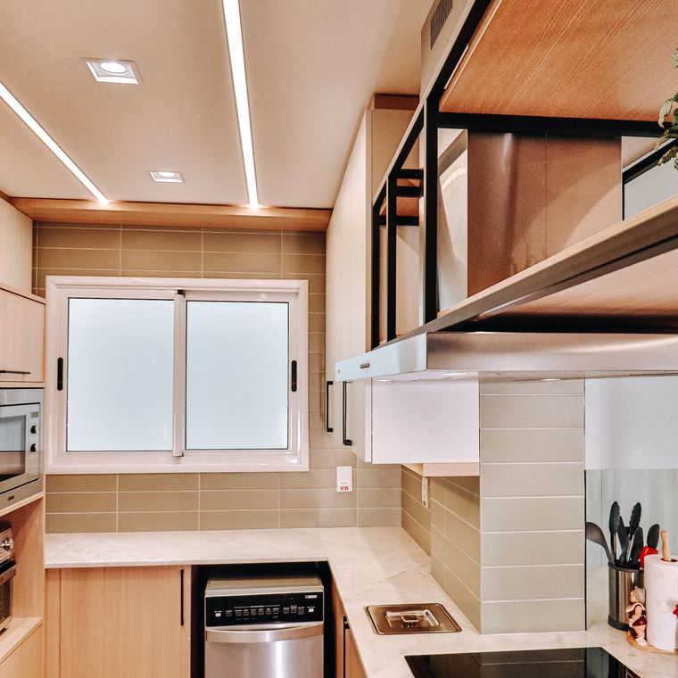 Cozinha em madeira com bancada em rocha ornamental