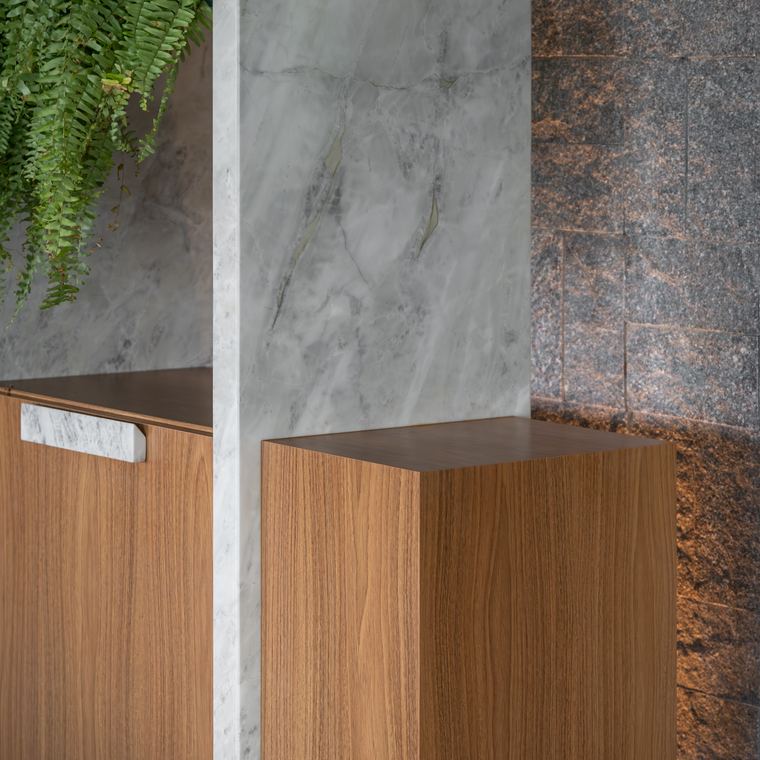 Detalhe de marcenaria com revestimento em pedra